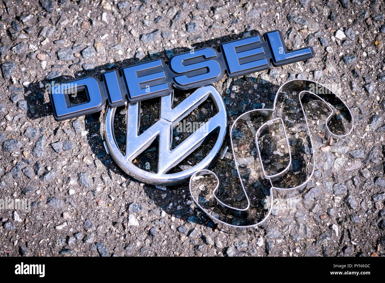 Logotipo VW, signo de sección y signo de diesel, diesel escándalo, VW-Logo, Paragrafenzeichen und Dieselzeichen, Dieselskandal Foto de stock