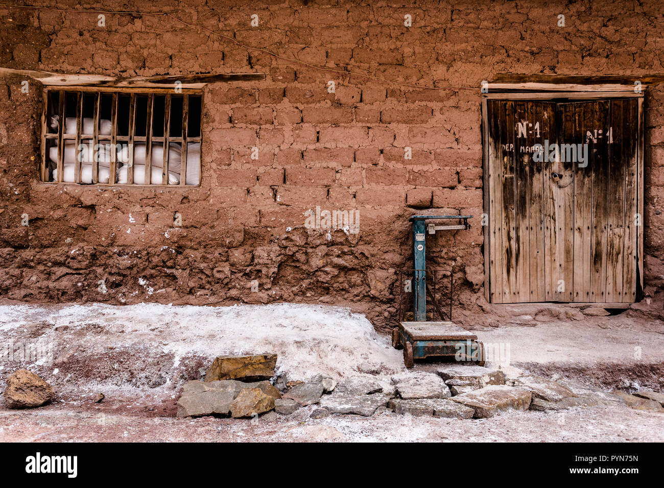 En einem Gebiet Grafische Hausfassade zur Salzgewinnung en Perú, Maras Foto de stock