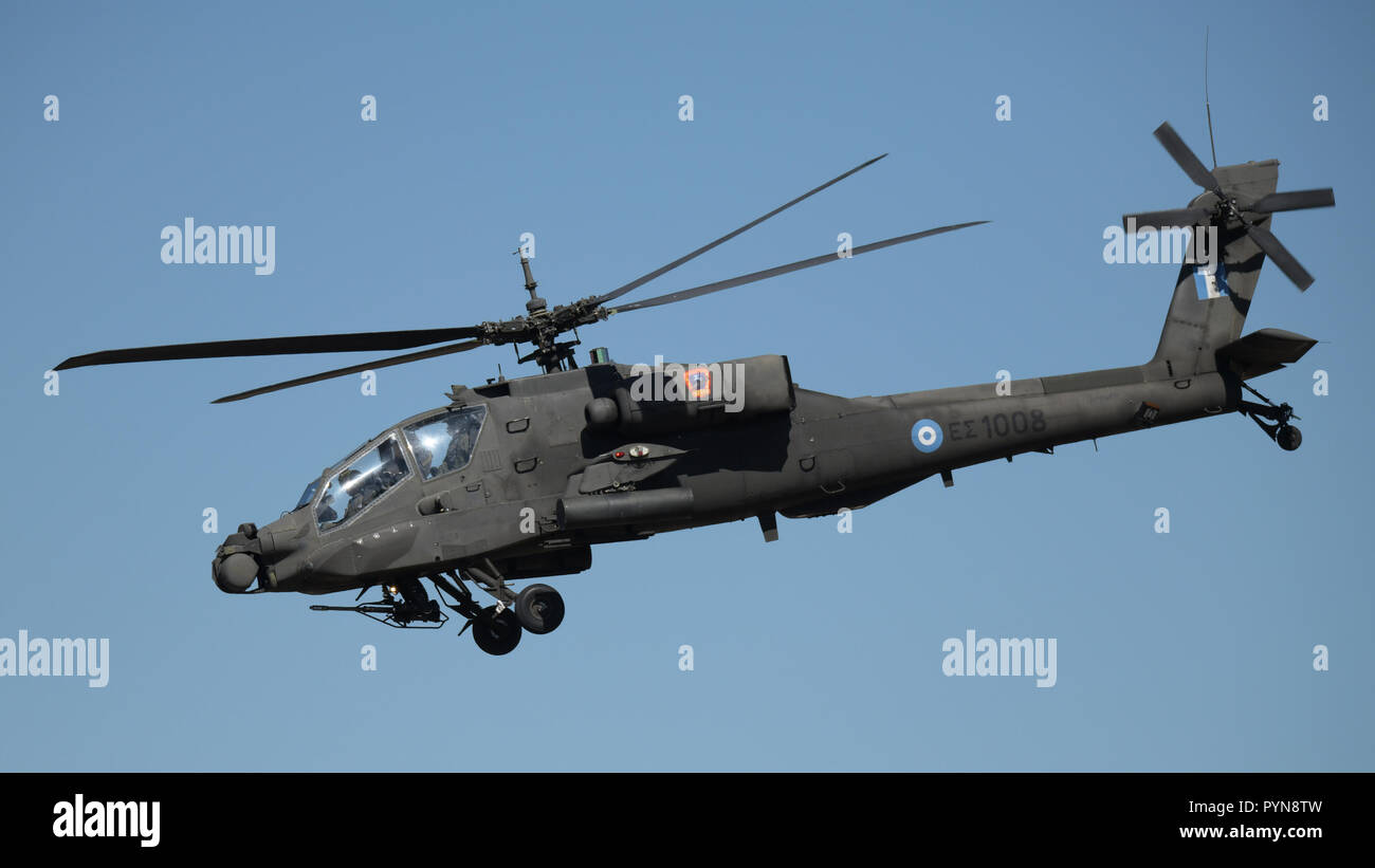 AH-64 Apache helicóptero sobrevolando el airshow Foto de stock