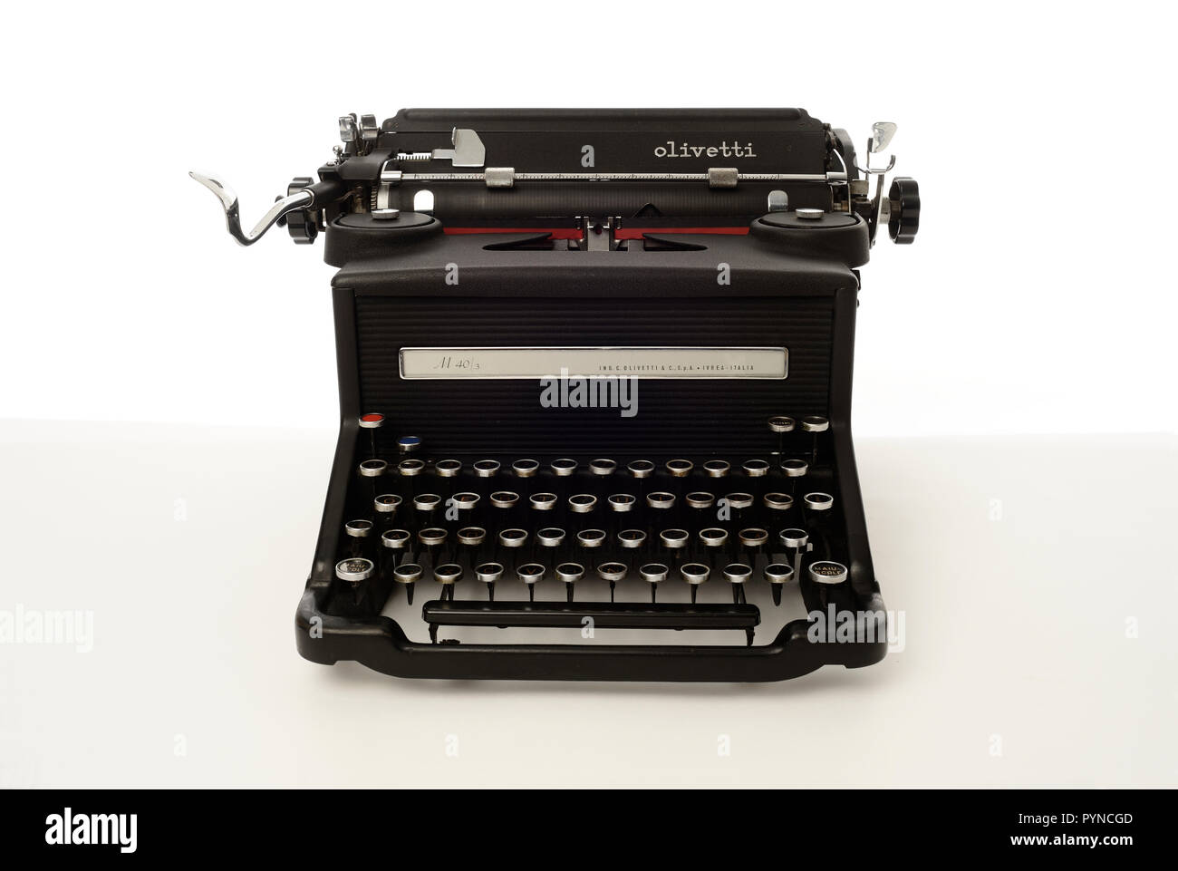 Máquina de escribir antigua 1930 Olivetti M40/3 fondo blanco/gris,macchina da scrivere antica anni 30 Foto de stock