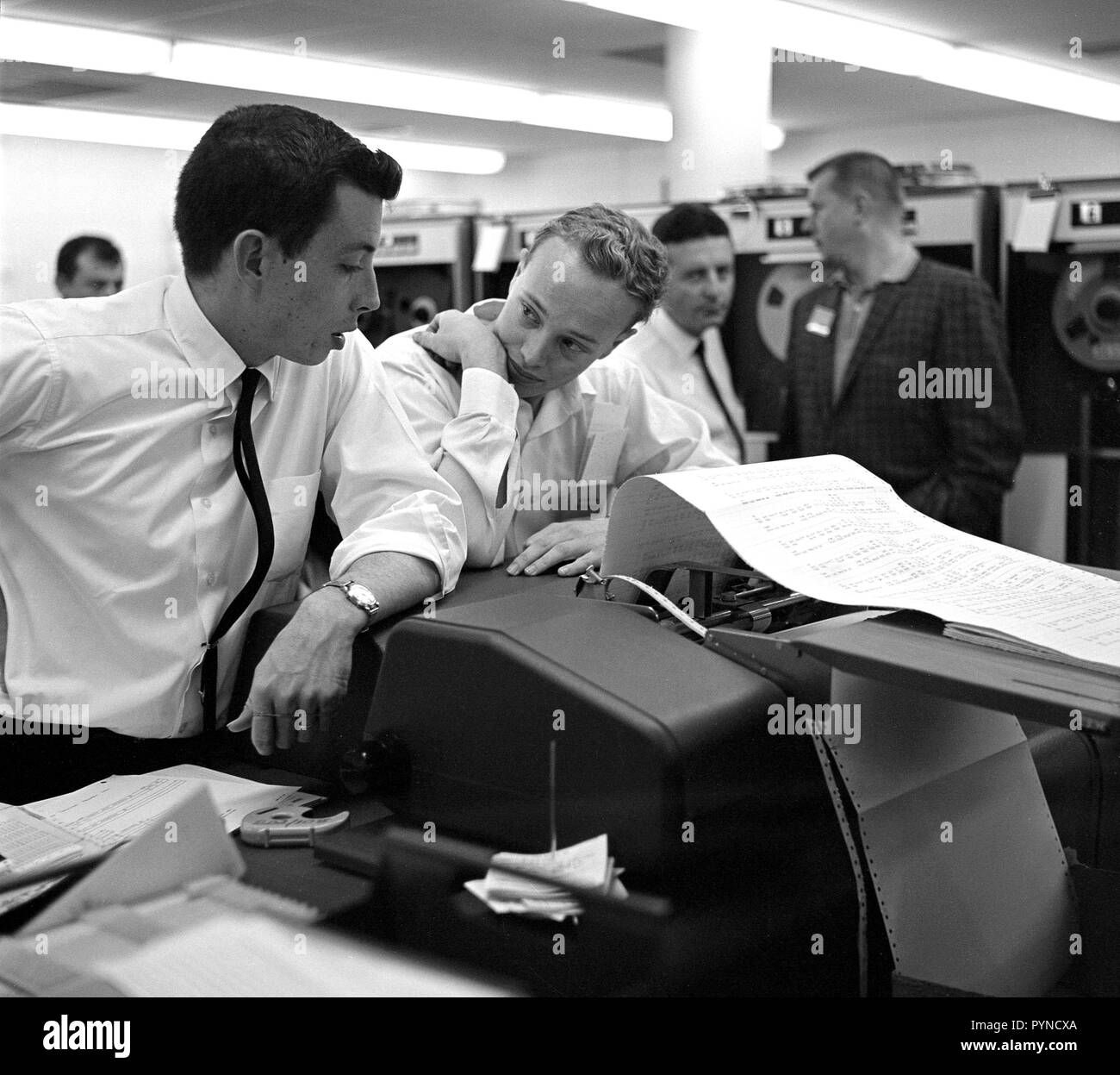 Esta imagen de archivo muestra los ingenieros en el Laboratorio de Propulsión a Chorro de la NASA en busca de datos relacionados con la Venus sobrevuelo de la nave Mariner 2 en diciembre 14, 1962. Este fue el primer éxito de sobrevuelo cercano a otro planeta. Foto de stock