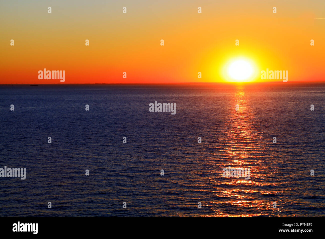 Puesta de sol, mar, cielo rojo, el lavado, el Mar del Norte, frente a la costa oeste, Hunstanton, Norfolk, UK, costas Foto de stock