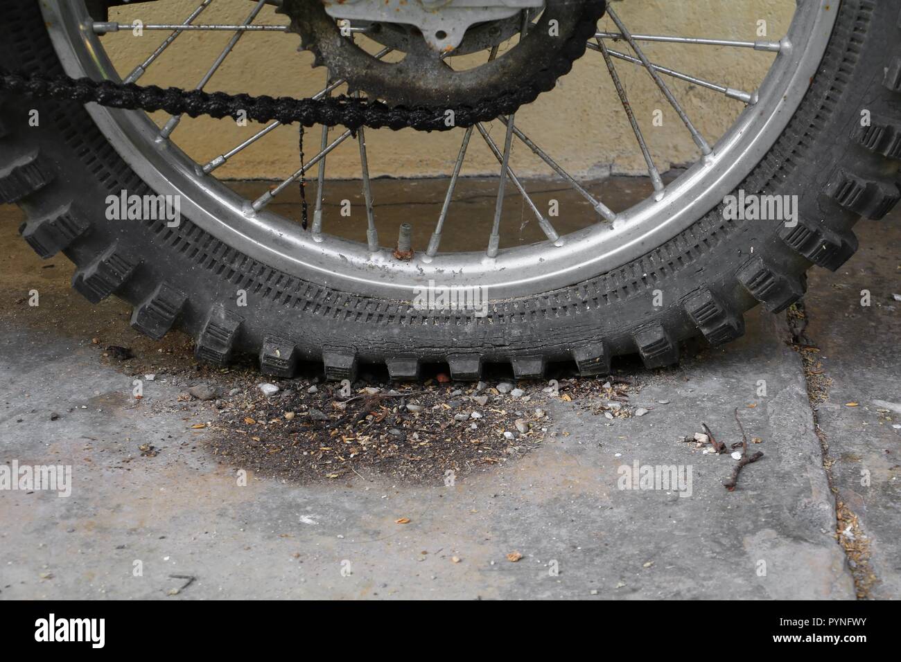 Rueda de cierre neumático de la Moto vieja y agrietada Fotografía de stock  - Alamy
