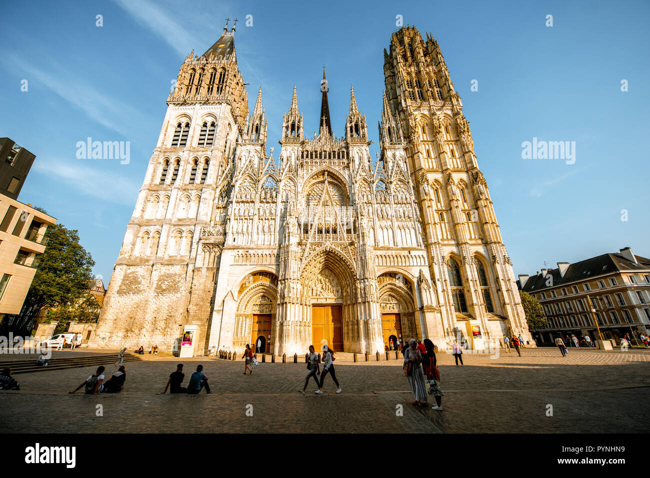 En Rouen, Francia - Septiembre 03, 2017: Vista desde abajo en la fachada de la famosa catedral gótica de Rouen, en la ciudad de Rouen, la capital de la región de Normandía en Francia Foto de stock