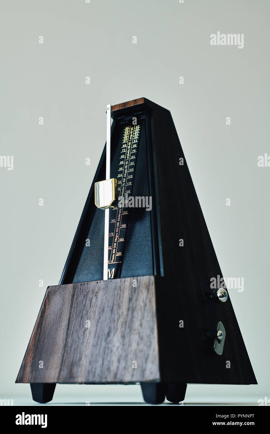 Vintage metronome, sobre un fondo negro. Foto de stock