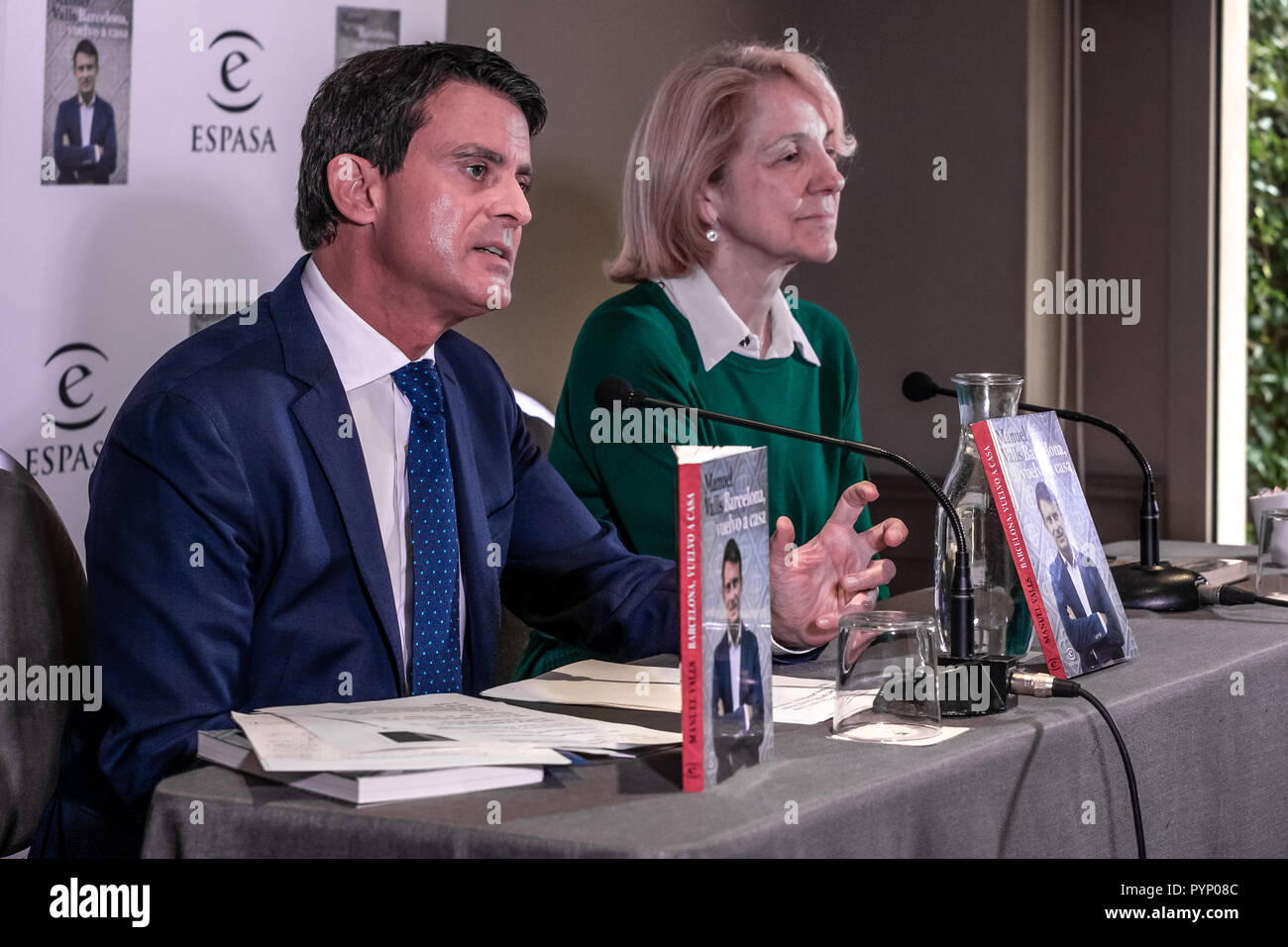 Manuel Valls se considera la presentación de su nuevo libro junto a Ana  Rosa Semprún, director de la Editorial Espasa. Manuel Valls, nacido en  Barcelona y ex primer ministro de Francia, y a