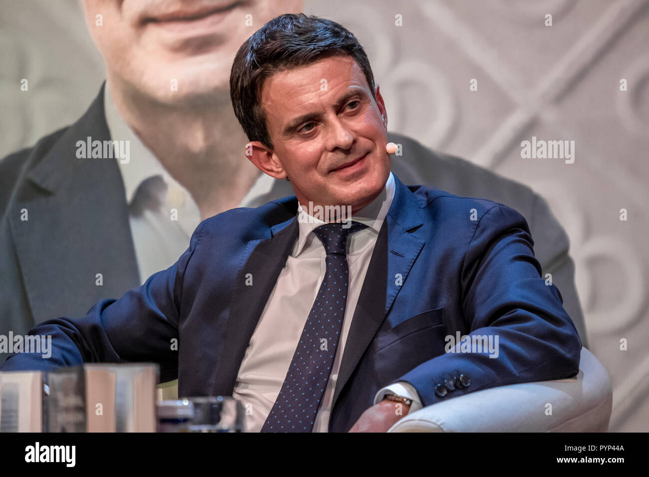 Manuel Valls, candidato a la alcaldía de Barcelona se observa durante la  presentación de su nuevo libro en una conversación con Mario Vargas Llosa  (no se muestra). Manuel Valls, candidato a la