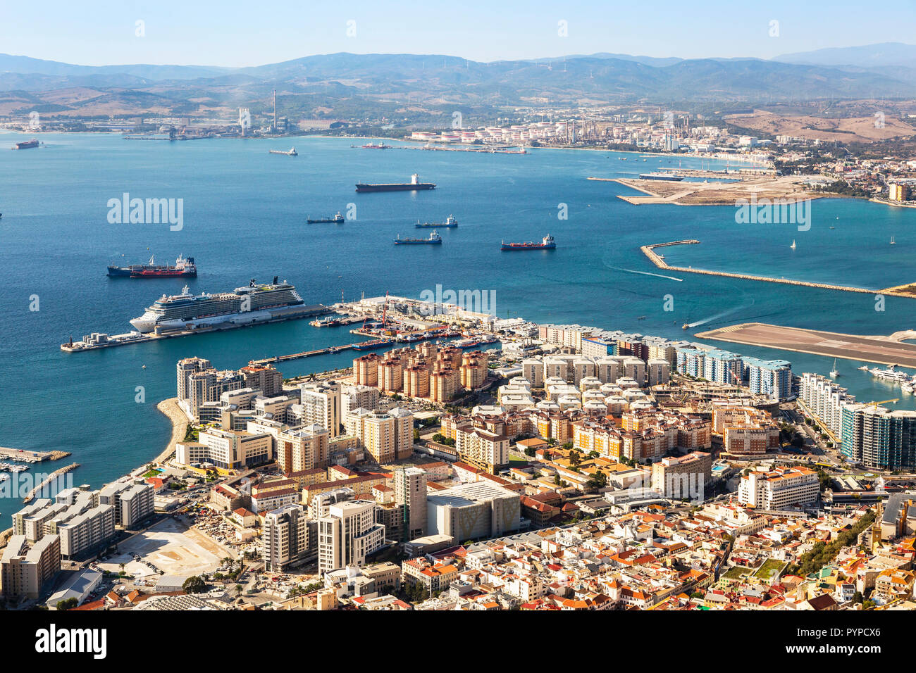 Alta Vista sobre el puerto de Gibraltar con un crucero amarrado al brazo occidental del muelle de contenedores, y vistas a la bahía de Gibraltar a los españoles mai Foto de stock