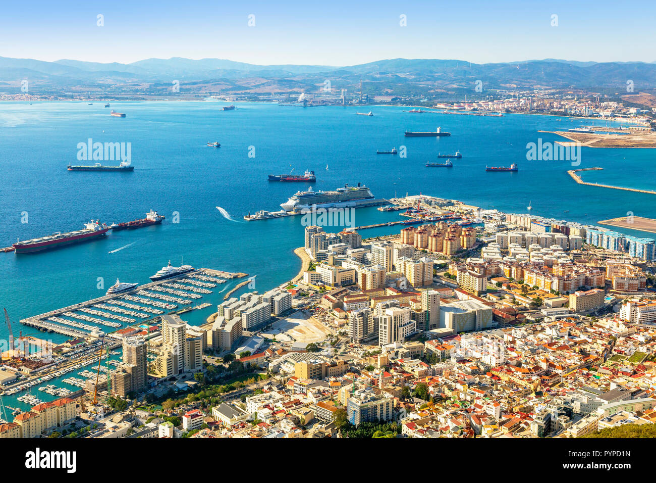 Alta Vista sobre el puerto de Gibraltar con un crucero amarrado al brazo occidental del muelle de contenedores, y vistas a la bahía de Gibraltar a España Foto de stock
