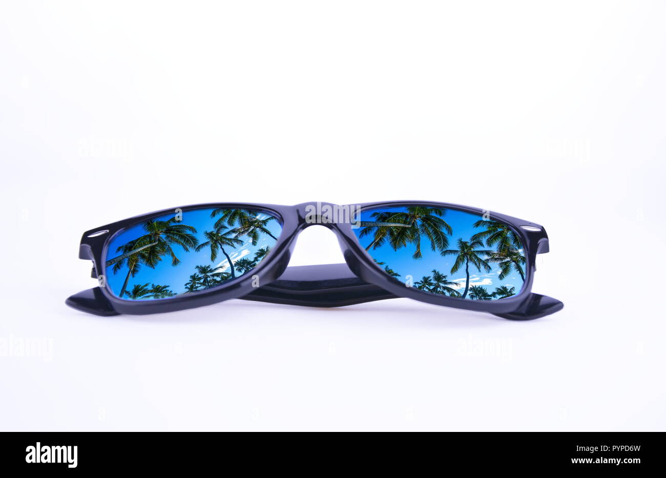 Gafas de sol en un marco negro con palmeras en el reflejo de los lentes  sobre un fondo blanco, aislado Fotografía de stock - Alamy
