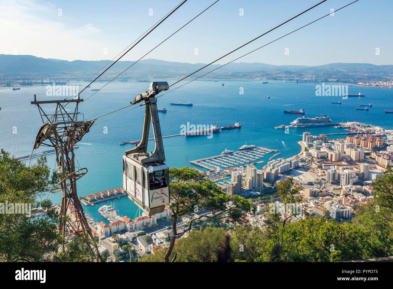 Vista de la bahía de Gibraltar del Peñón de Gibraltar que muestra el estilo turístico teleférico viajando desde la ciudad de Gibraltar a la cima de la roca Foto de stock