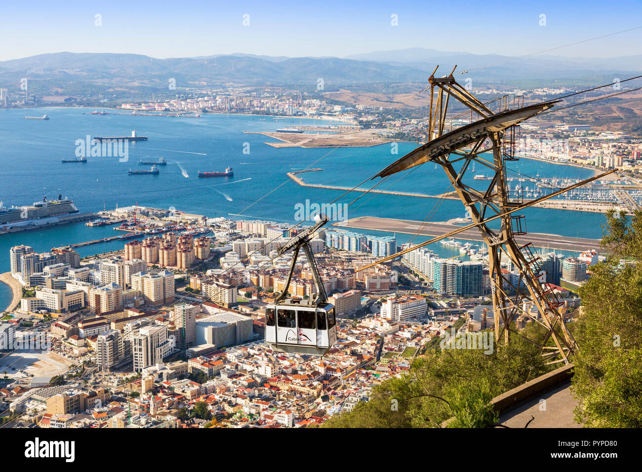 Vista de la bahía de Gibraltar del Peñón de Gibraltar que muestra el estilo turístico teleférico viajando desde la ciudad de Gibraltar a la cima de la roca Foto de stock