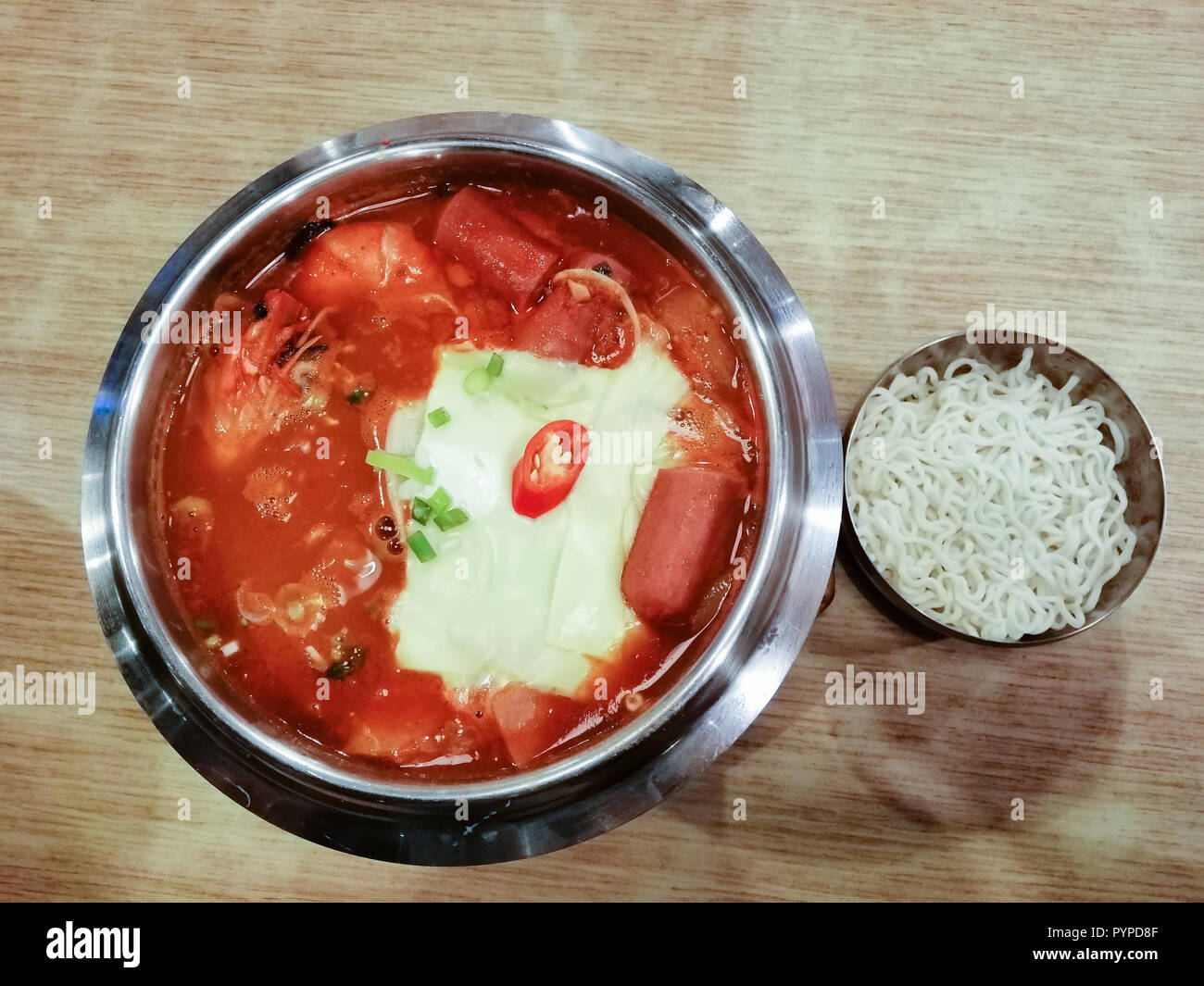 Deliciosa comida coreana Yukgaejang picante sopa de mariscos con queso,  Yukgaejang Hot Pot es Coreano guiso hecho con kimchi, fideos, queso, jamón,  salchichas, mu Fotografía de stock - Alamy