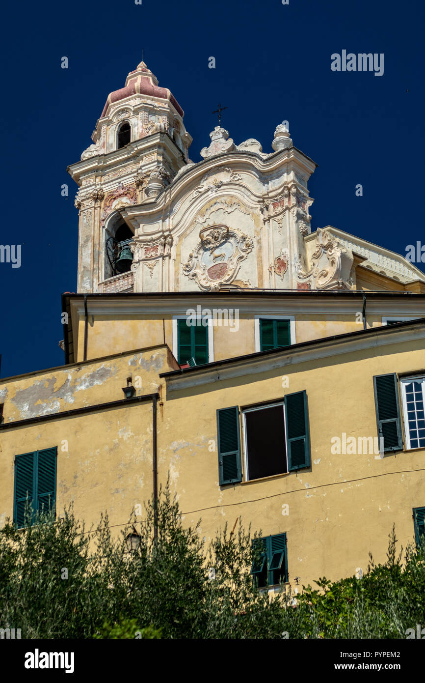 La iglesia barroca de San Giovanni Battista en Cervo en Italia Foto de stock