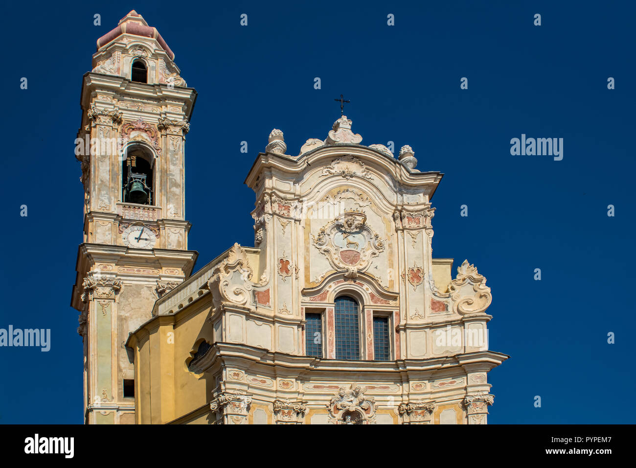 La iglesia barroca de San Giovanni Battista en Cervo en Italia Foto de stock