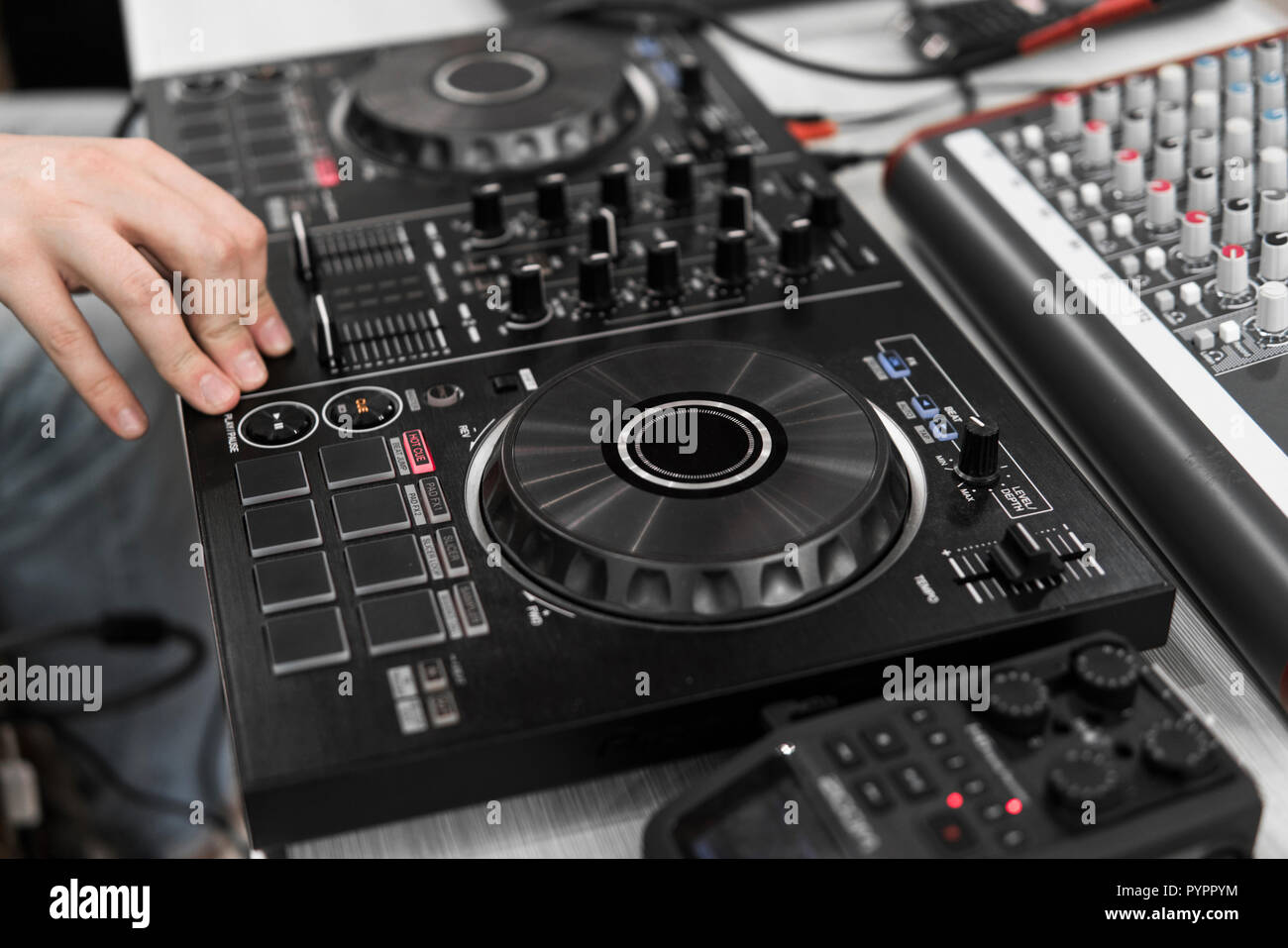 DJ control remoto. Controlador de audio Dj. Tornamesa electrónica  Fotografía de stock - Alamy