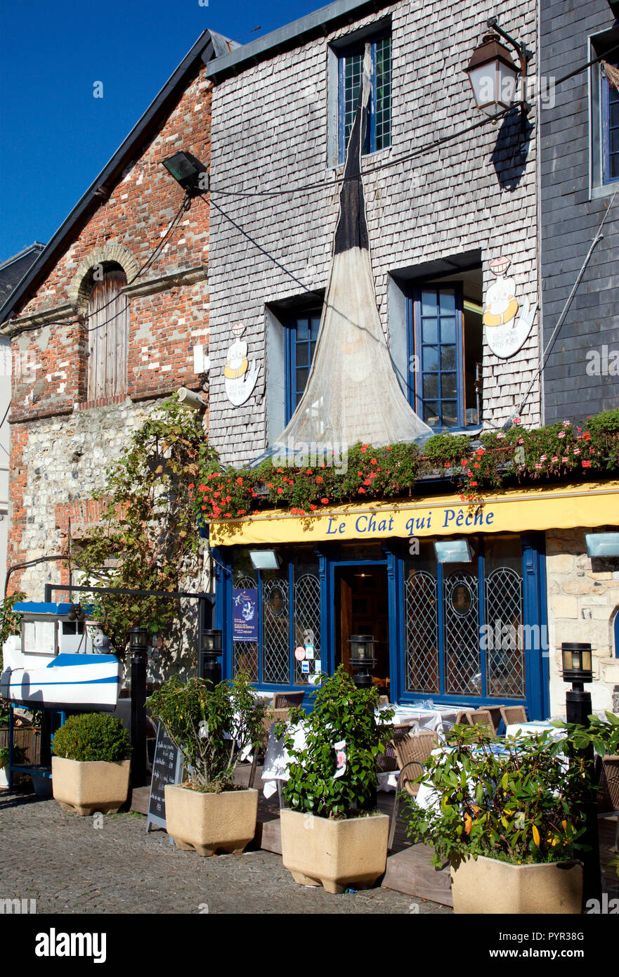 Le Chat qui Peche, restaurante en Honfleur, Normandía, Francia Foto de stock