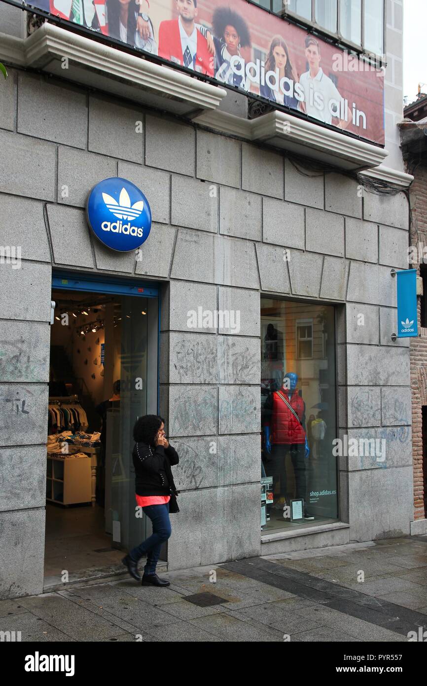 MADRID - 21 de octubre: Persona sale Adidas store el 21 de octubre de 2012  en Madrid. Adidas corporation existe desde 1924 y tenía 14.500mn de euros  de ingresos en 2012 Fotografía de stock - Alamy