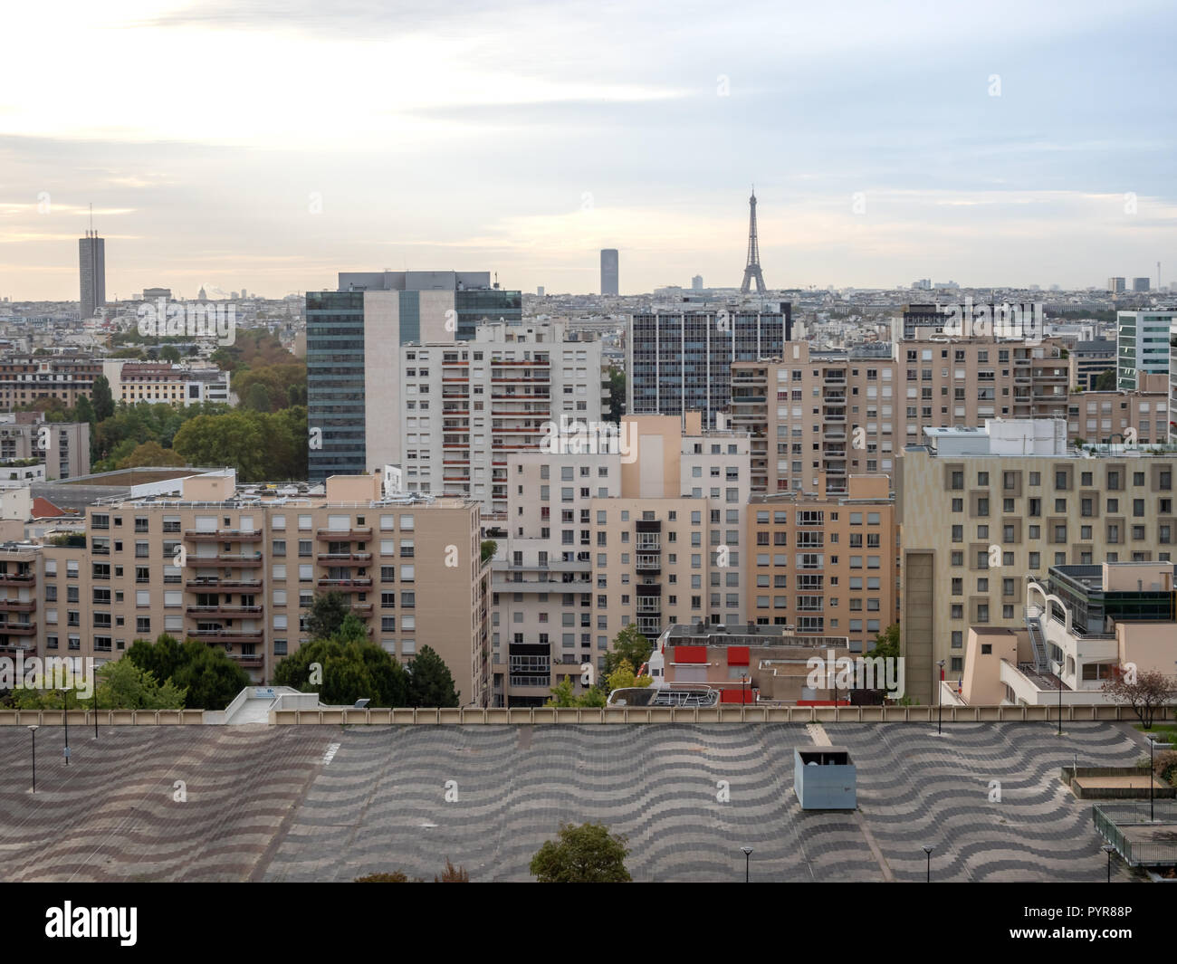 Vista aérea de la ciudad de París, con la Torre Eiffell en la distancia Foto de stock
