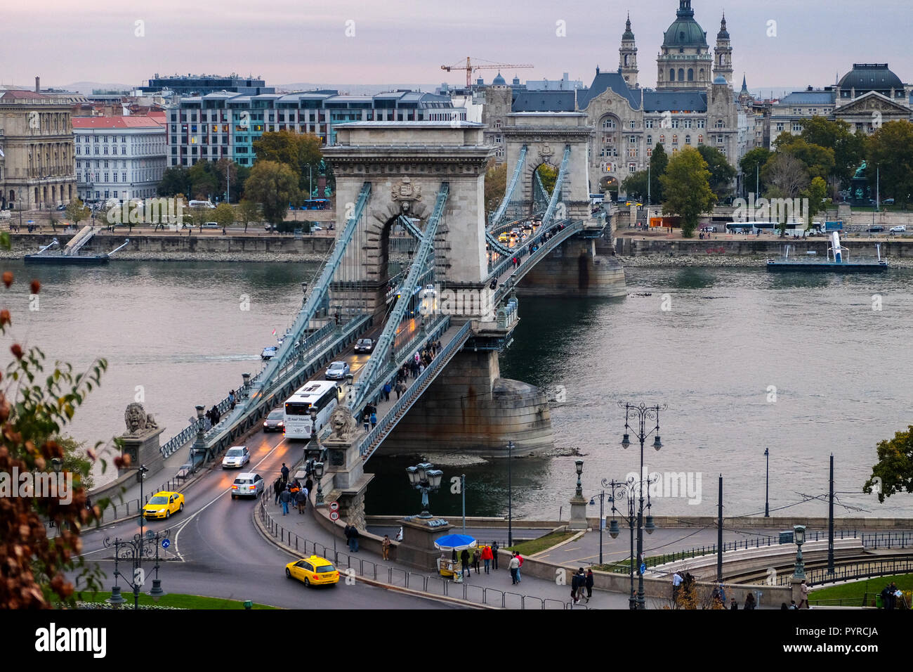Puente de las cadenas, Budapest, capital Hungría. Octubre de 2018 de stock - Alamy