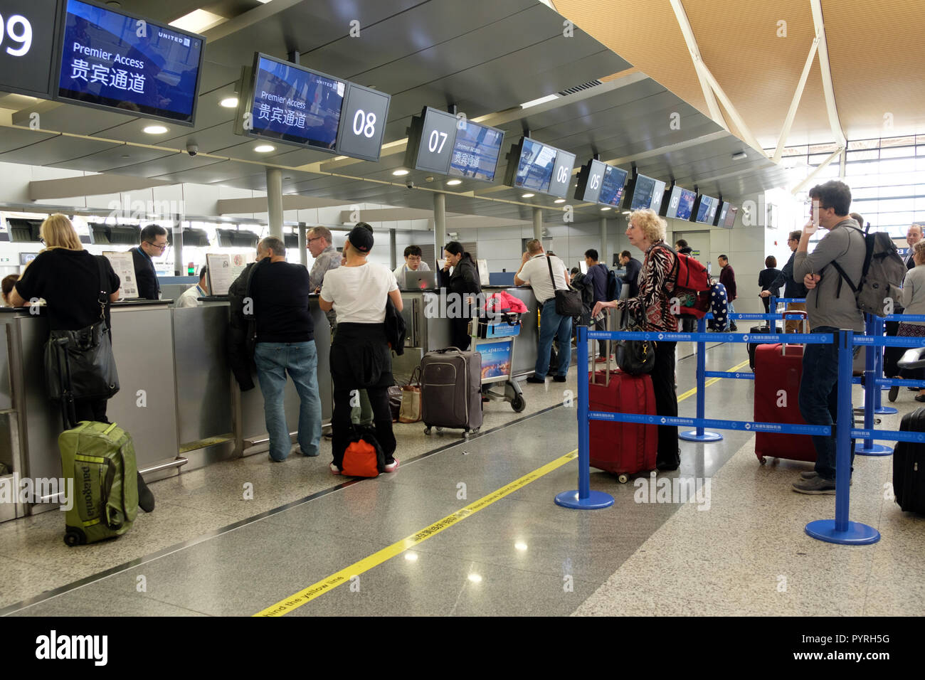 United Airlines el mostrador de check-in en el aeropuerto internacional de Pudong de Shanghai Foto de stock
