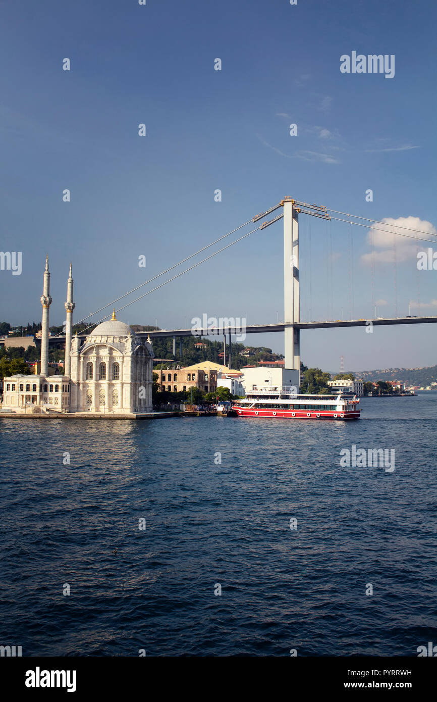 Vista del viejo, la histórica mezquita de Ortakoy, excursión en barco por el Bósforo, el puente y la parte europea de Estambul. Foto de stock