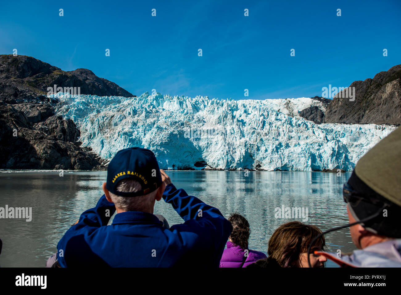 Los turistas ver Holgate Glaciar, Harding Icefield, Parque Nacional de los fiordos de Kenai, Alaska, EE.UU. Foto de stock