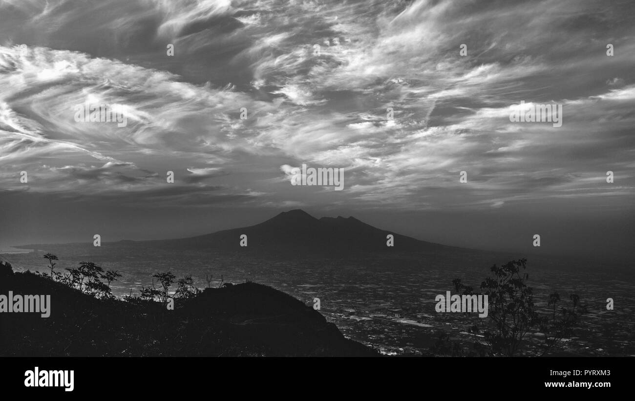 Vista panorámica del monte Vesubio al atardecer visto desde Oriente. Nápoles, Campania, Italia. Foto de stock