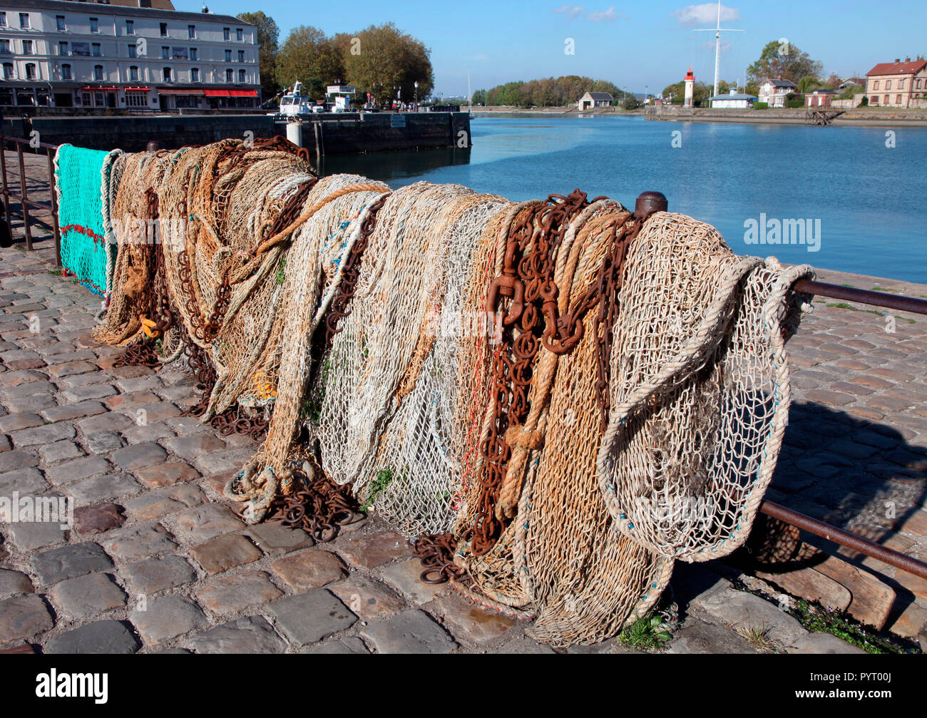 Redes de Pesca el secado en Honfleur, Normandía Foto de stock