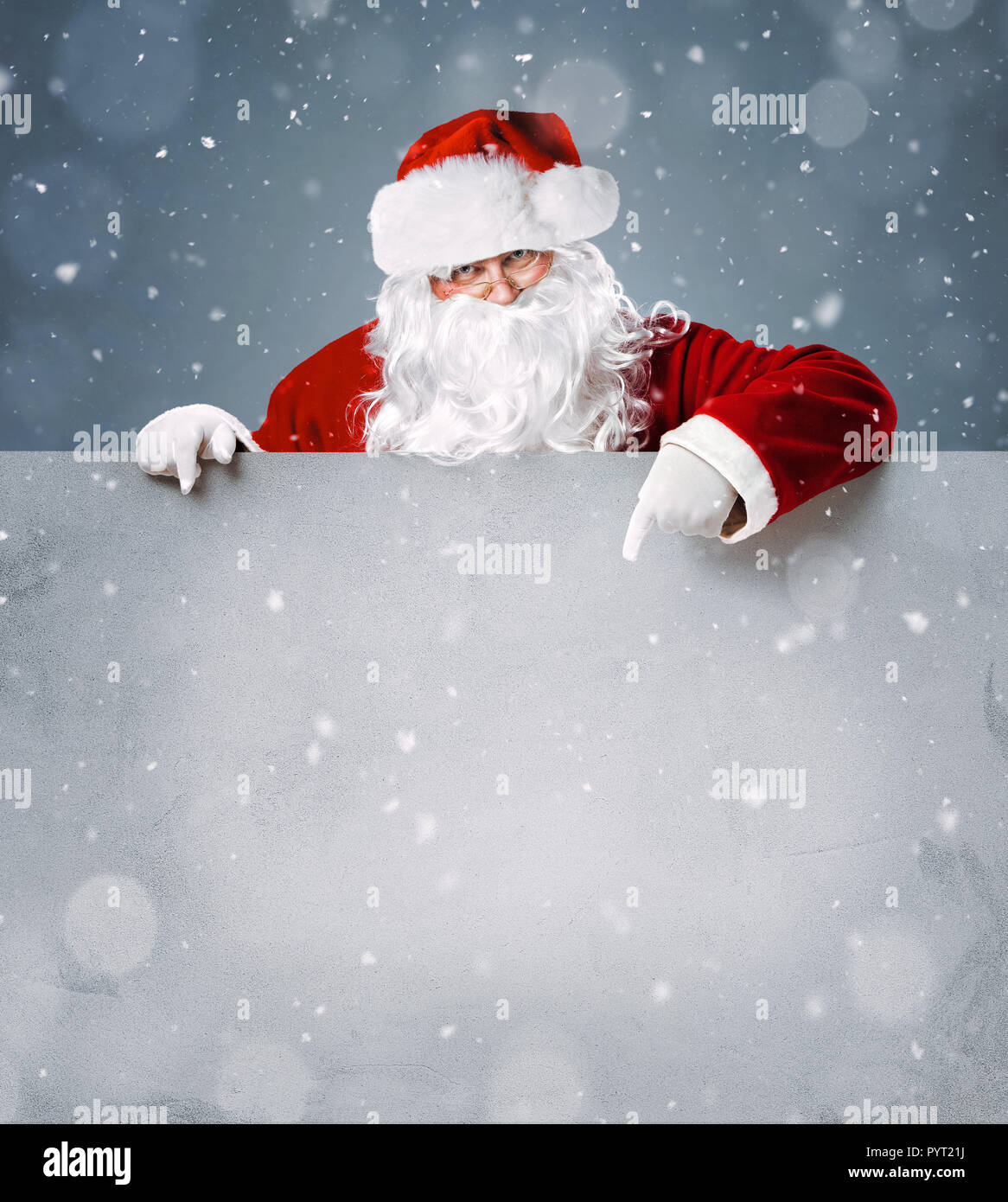 desbloquear Untado consultor Santa Claus apuntando sobre blanco anuncio banner con espacio de copia  Fotografía de stock - Alamy