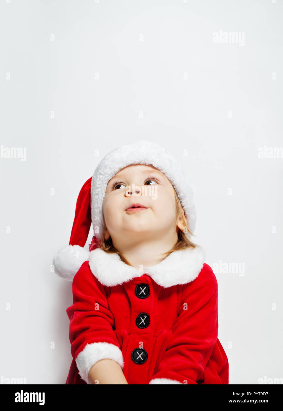 Niño lindo en Santa hat mirando en blanco, retrato de Navidad Foto de stock