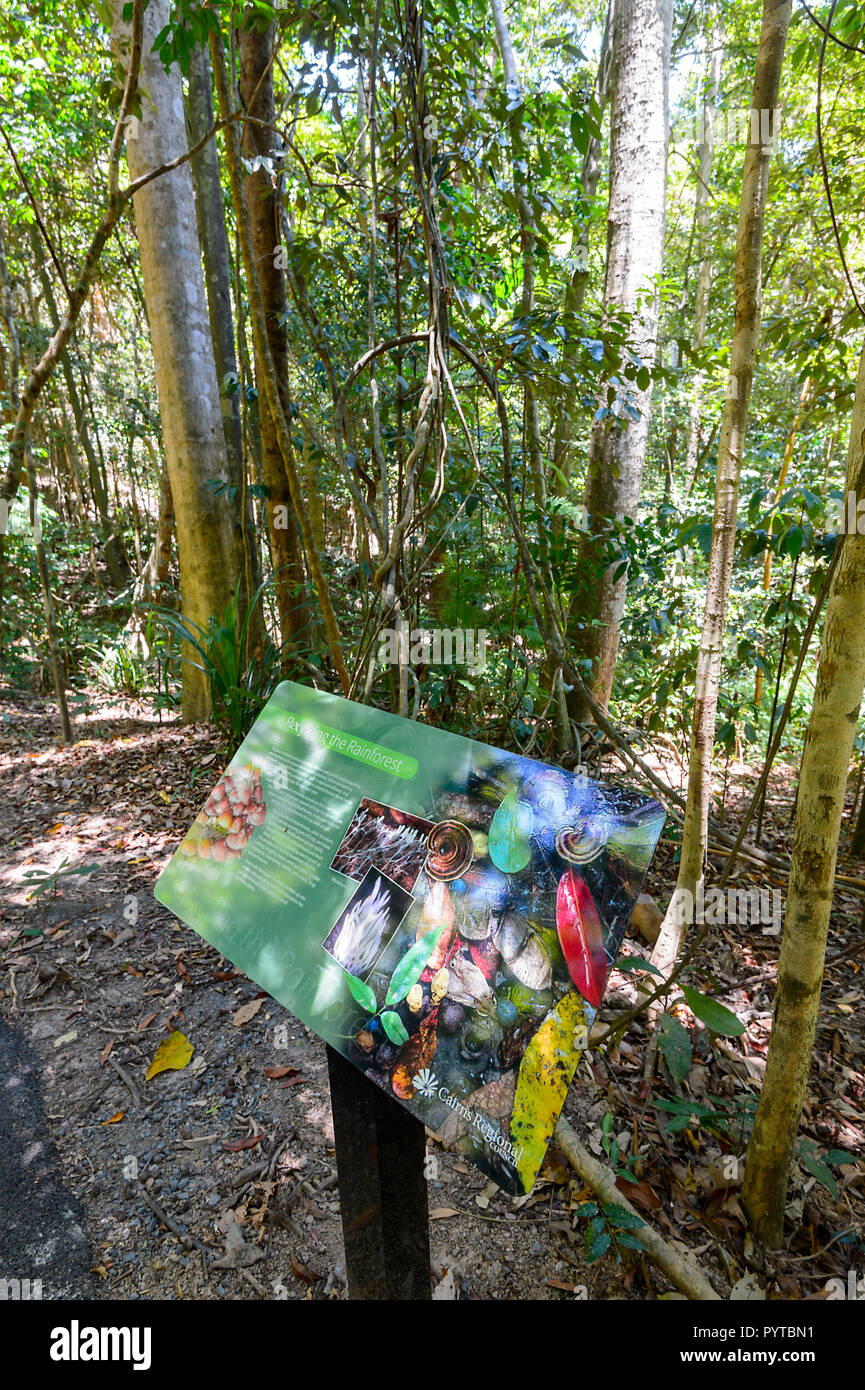 Panel de información de naturaleza a lo largo de la popular ruta de senderismo de Flecha Roja, Mt Whitfield Conservation Park, Cairns, Far North Queensland, FNQ, Queensland, Australia Foto de stock