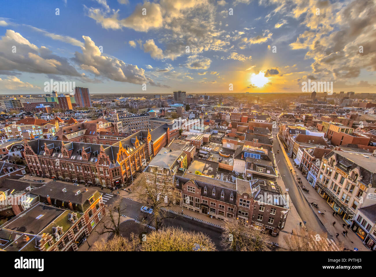 Vista de pájaro sobre la parte histórica de la ciudad de Groningen bajo el sol Foto de stock