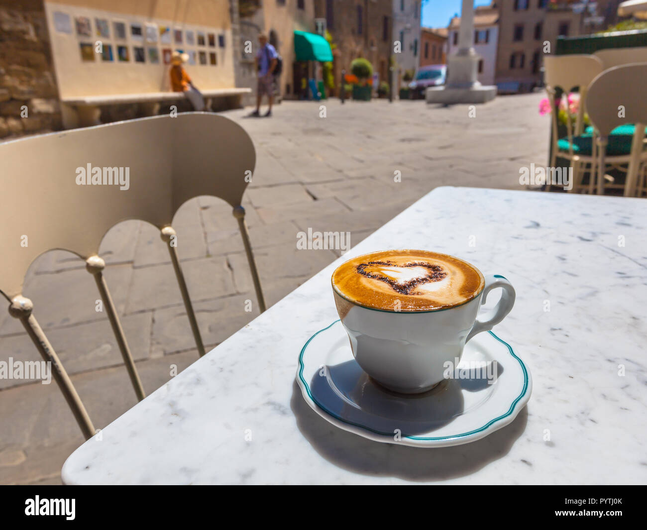 Taza de cappuccino italiano en un café en la terraza con vistas a la calle,  Italia Fotografía de stock - Alamy