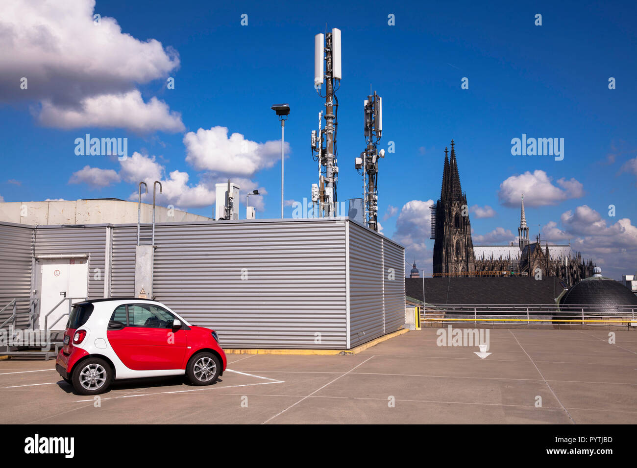 Mástiles de teléfono celular en el estacionamiento de varios pisos del Kaufhof department store, el nivel superior del garaje, inteligente, vistas a la catedral de Colonia, Alemania Foto de stock