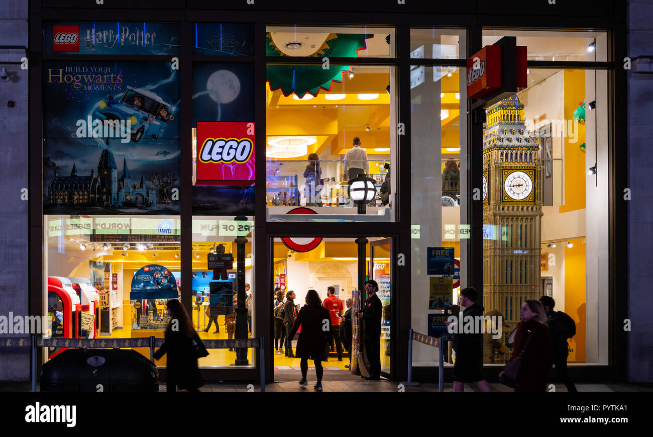Londres, Reino Unido - 18 de octubre de 2018: la fachada de la tienda de  Lego en Leicester Square Fotografía de stock - Alamy