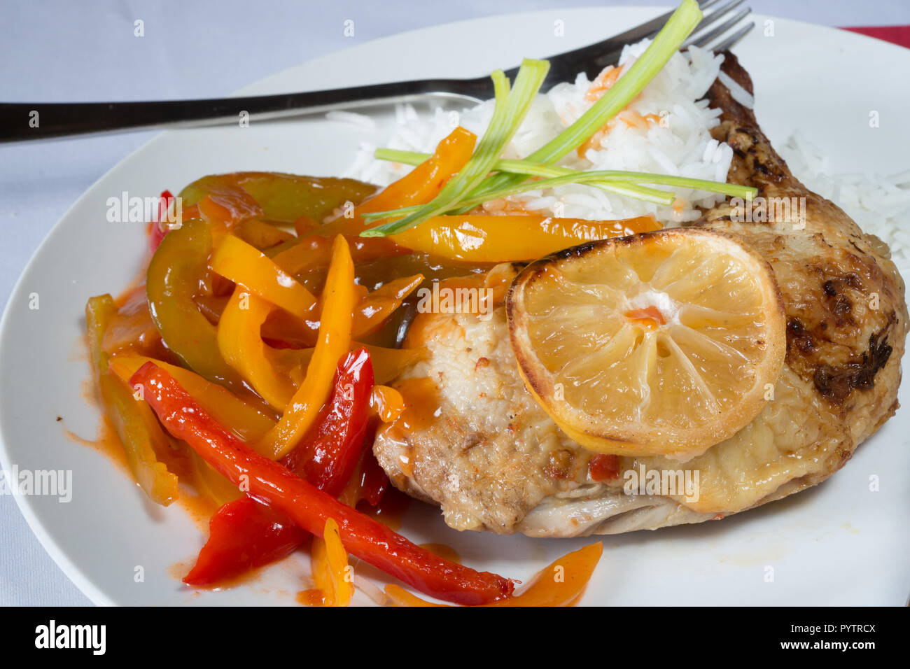 Un English pub/restaurante plato principal, de pierna, pollo asado con