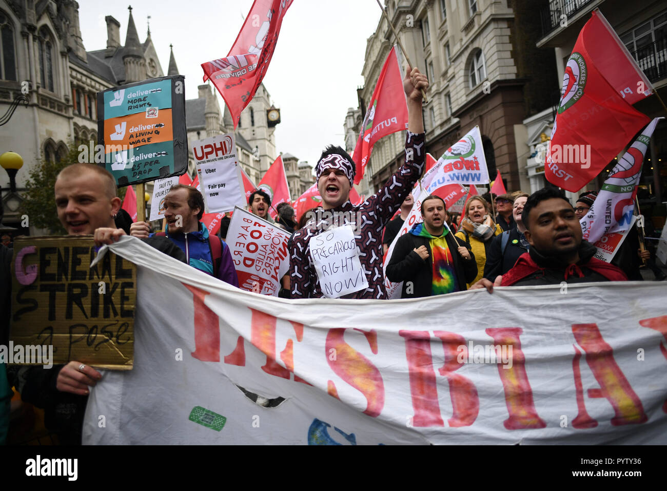Los manifestantes unirse Uber controladores en una manifestación de protesta ante los tribunales de justicia real, Londres, antes de una decisión sobre sus derechos laborales. Foto de stock