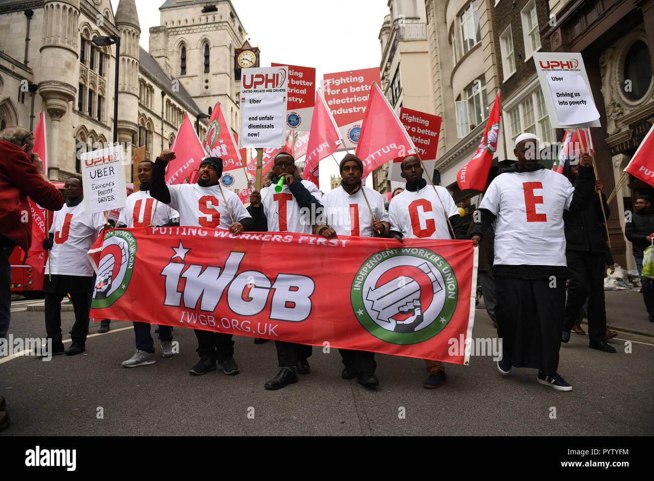 Controladores Uber protesta fuera de las Cortes Reales de Justicia, Londres, antes de una decisión sobre sus derechos laborales. Foto de stock