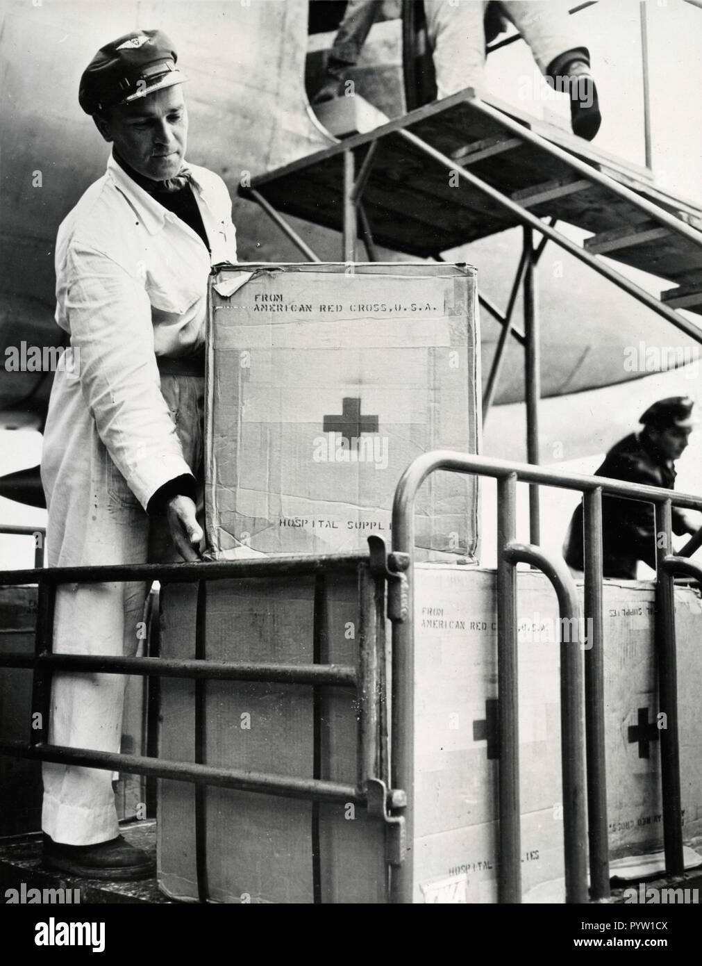 Suministros de medicamentos enviados por la Cruz Roja Estadounidense, Budapest, Hungría, 1956 Foto de stock