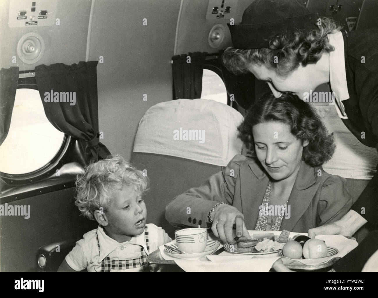 Antiguo servicio a bordo del avión, 1960 Foto de stock