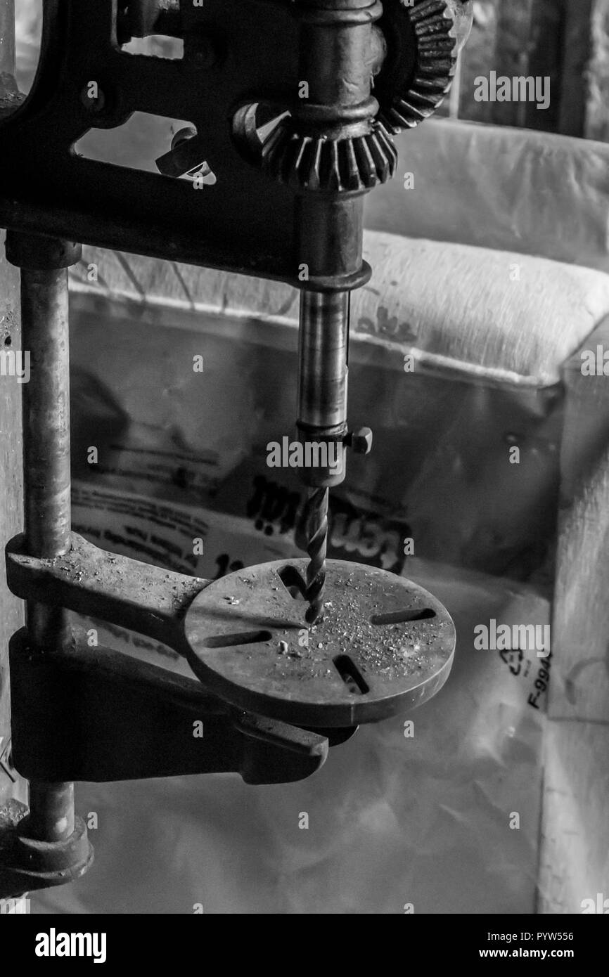 Taladro manual antiguo en un taller en una vieja granja sueca en el norte  de Suecia Fotografía de stock - Alamy