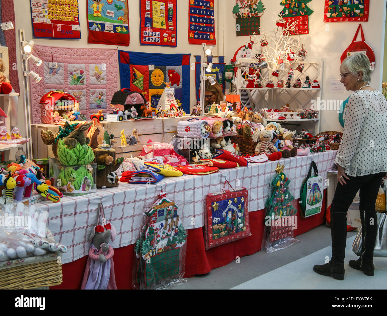 Londres, Reino Unido el 30 de octubre de 2018, el espíritu la Feria de Navidad dando los primeros de la oportunidad de reunir ideas y comprar productos desde juguetes ,