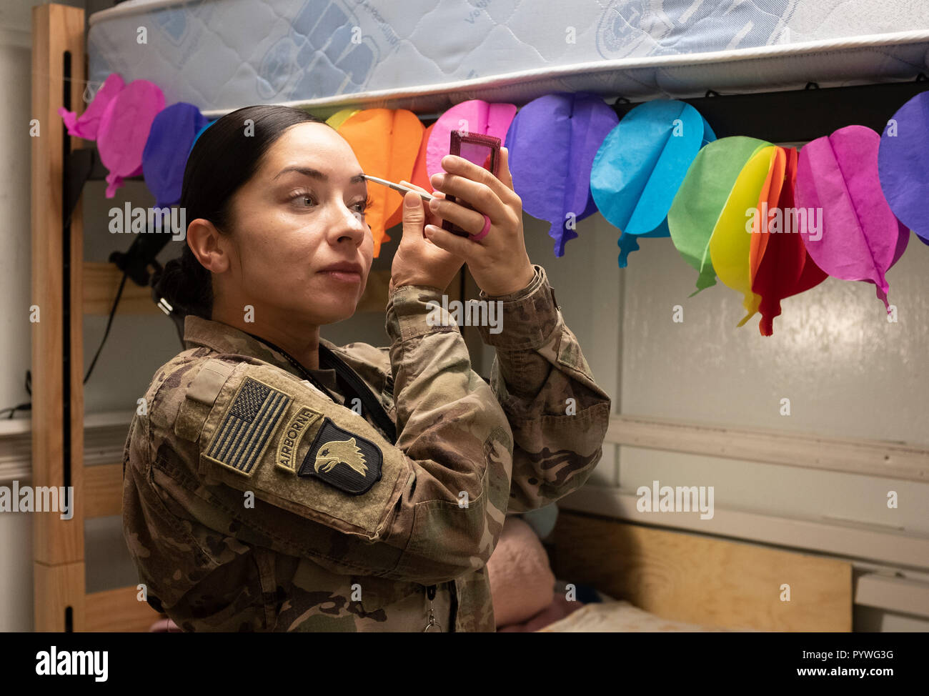 Bagram, Afganistán. 30 Oct, 2018. Una mujer soldado se prepara para el día  que ella pone en el maquillaje en su pequeña vivienda, que comparte con  otros soldados. Estados Unidos es el