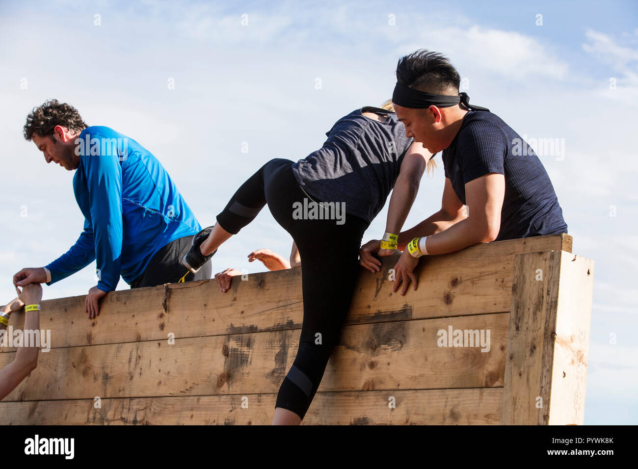 Londres, Reino Unido - 13 de setiembre de 2018: Los participantes toman parte en una dura carrera de obstáculos 5K Mudder en Londres. Foto de stock