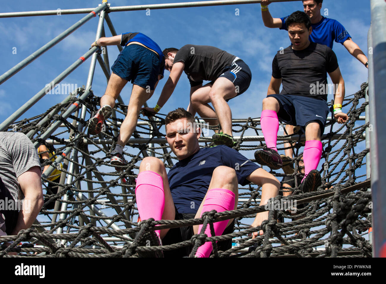 Londres, Reino Unido - 13 de setiembre de 2018: Los participantes toman parte en una dura carrera de obstáculos 5K Mudder en Londres. Foto de stock