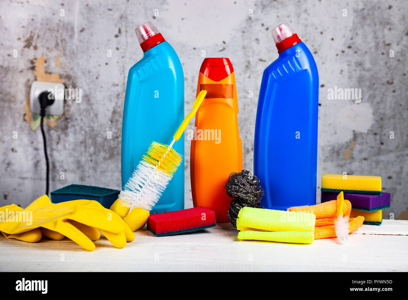 Productos de limpieza para el hogar o la oficina en el fondo de una pared  gris Fotografía de stock - Alamy