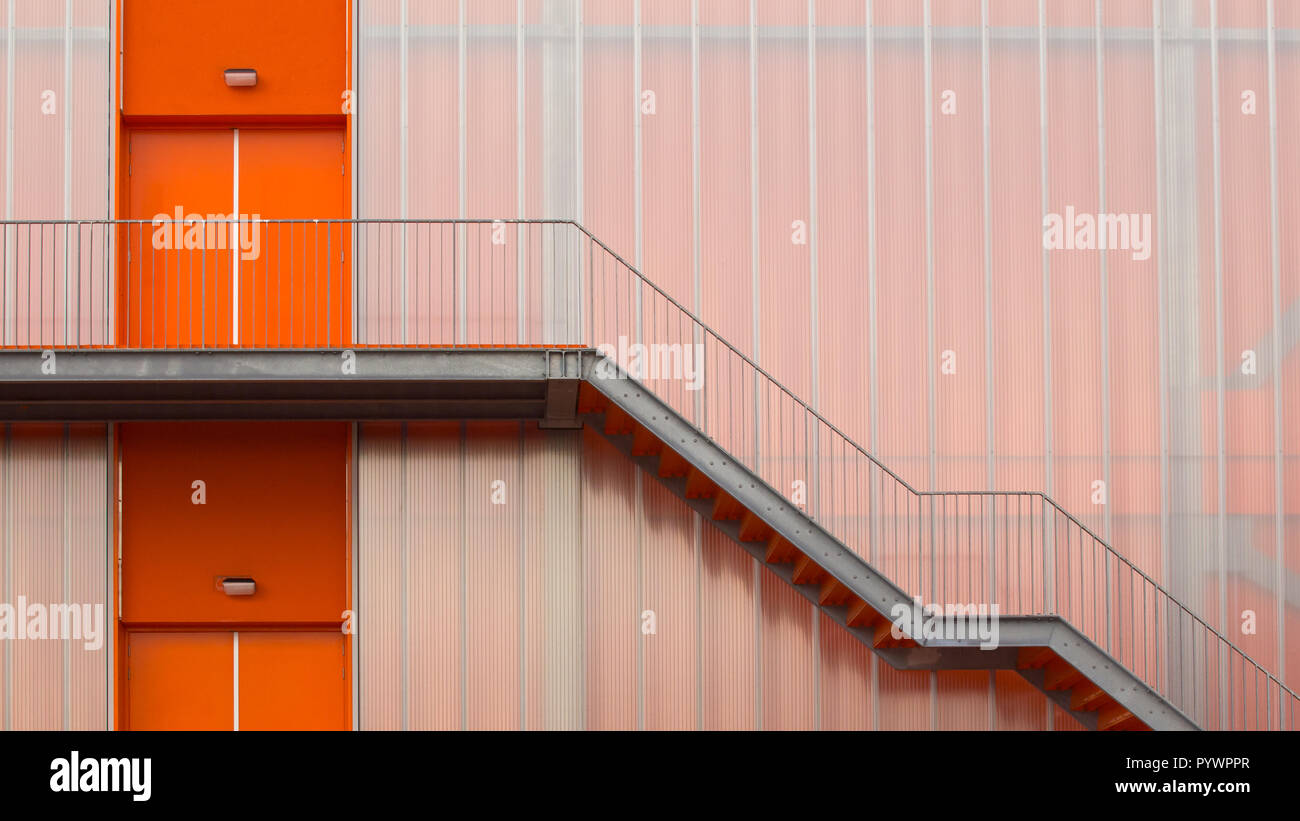 Escaleras de evacuación de incendios en el exterior de un moderno complejo deportivo Foto de stock