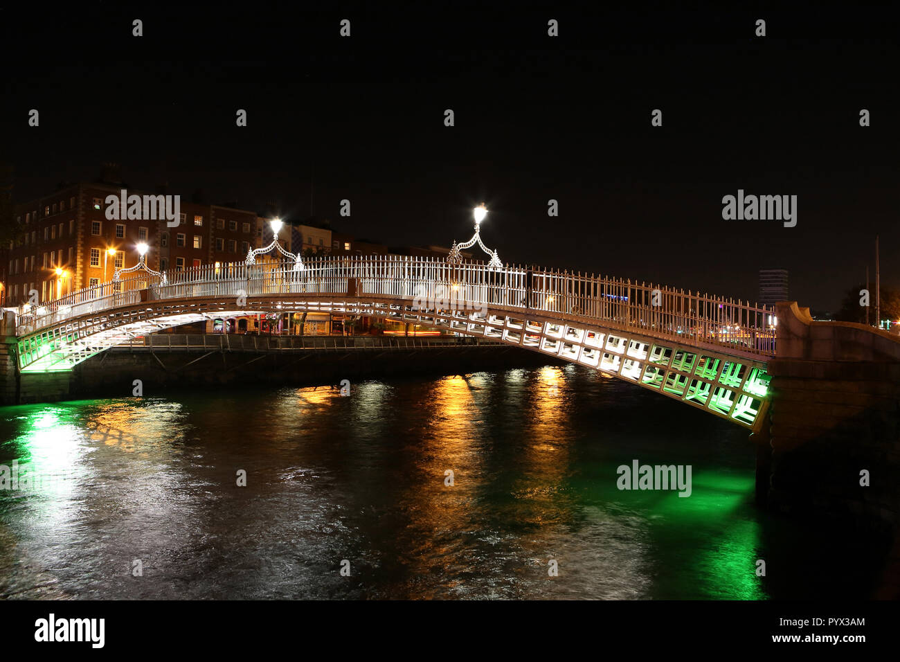 Ha Penny Bridge en la noche, la zona de Temple Bar, Dublín. Foto de stock