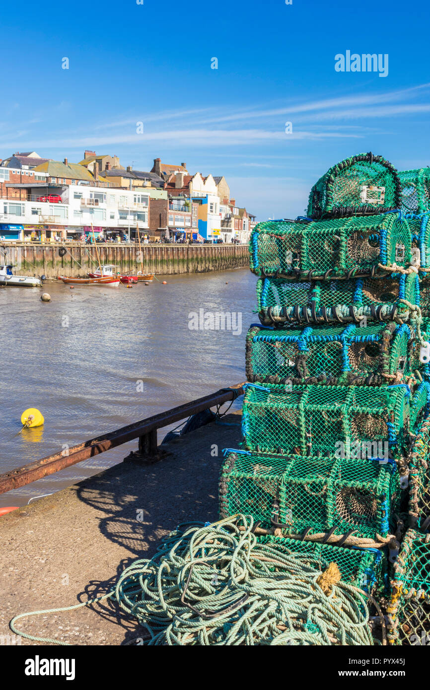 Bridlington marina y Bridlington Harbour ollas y líneas de pesca de langosta en el muro del puerto Bridlington East Riding de Yorkshire, Inglaterra, Reino Unido Europa Foto de stock